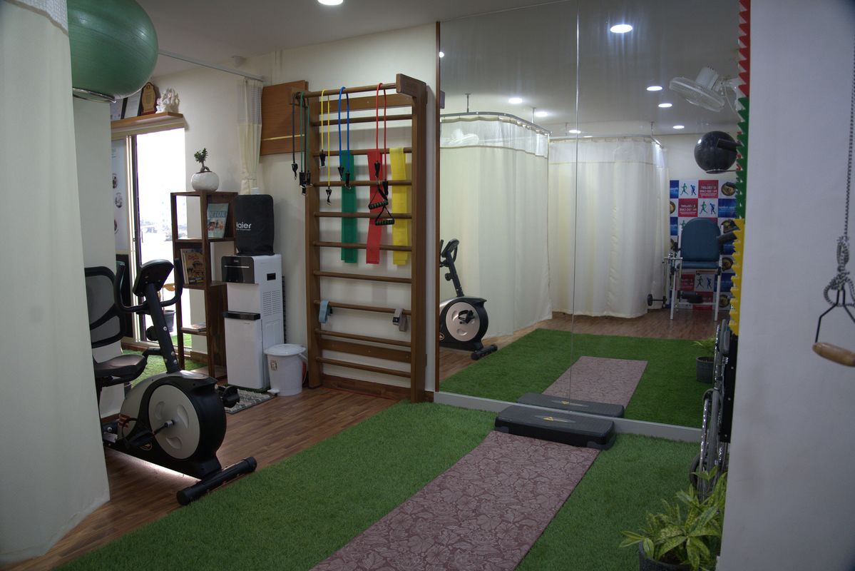 Rehabilitation session at Physio Aalaya