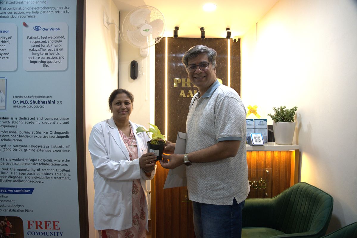 Dr. Shubhashini with patient at Physio Aalaya